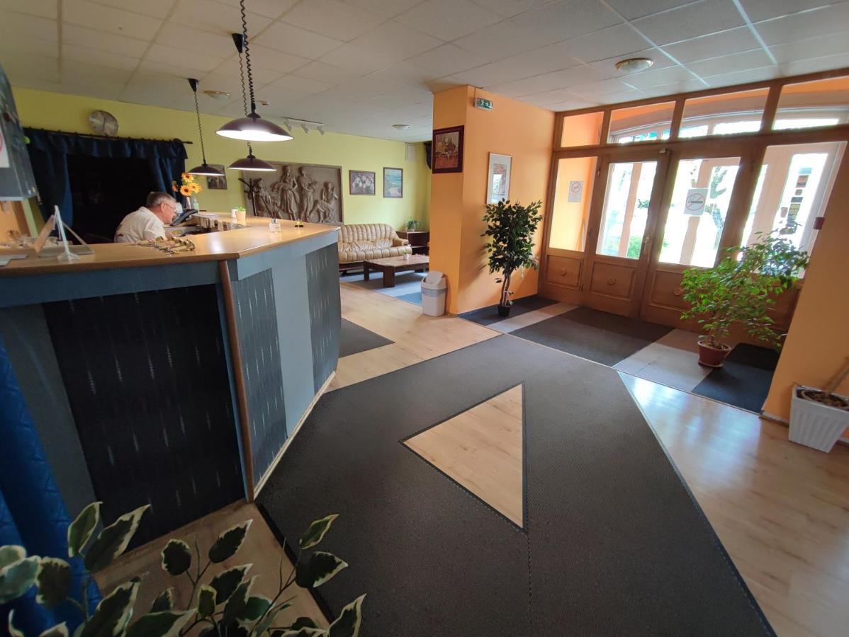 Hotel Beke Sziget Komló 外观 照片